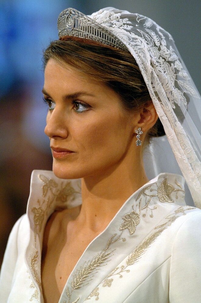 Letizia de Espanha | Joias: Tiara de prata coberta por diamantes, os brincos foram um presente da mãe;  Véu com 3m de largura