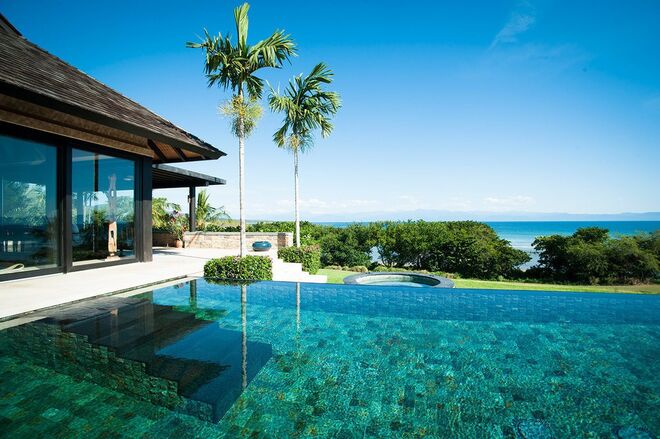 De fibra de vidro, de cerâmica, de aço ou em vidro, brancas, azuis, verdes ou cinzentas, interiores ou exteriores… escolha a sua preferida e mergulhe! Aqui, na Villa Siriyana (STONE CONTRACTORS / homify.pt)