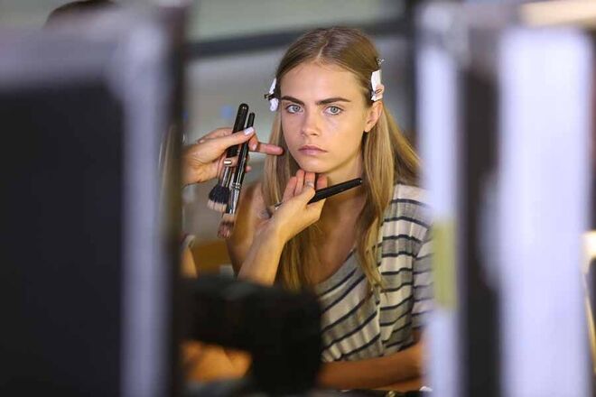 Cara Delevingne | Backstage de um desfile Victoria's Secret