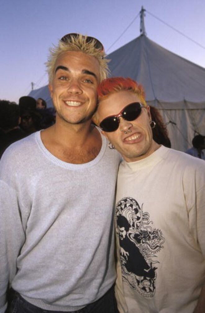 Robbie Williams com Keith Flint (Prodigy)