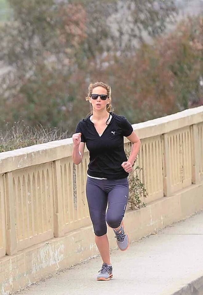 Jennifer Lawrence | Um plano de treino intenso também estaria fora do cenário de Jennifer Lawrence, não fosse o papel de Katniss Everdeen, em Hunger Games. Joe Horrigan, o quiroprata que preparou atores para filmes como Matrix, revelou na altura que Jennifer ficou rapidamente em forma com um plano exigente de treino de força, yoga e cardio. Jennifer, que, em 2012, se confessou uma “atriz gorda” para os cânones de Hollywood, ganhou, com este filme, motivação para uma rotina de alongamentos, bicicleta, corrida e treino em circuito.