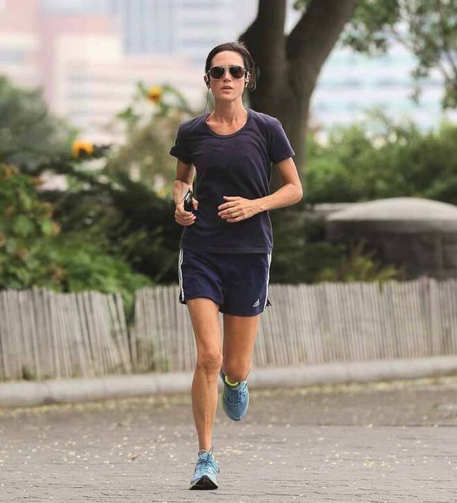 Jennifer Connely | É também através de um rigoroso plano de exercícios que a atriz Jennifer Connely se mantém em forma após os 40. A corrida e o yoga estão no topo do seu plano de treino. Quatro vezes por semana, nem que seja por dez minutos apenas, Jennifer costuma acelerar o passo e aproveitar para meditar.