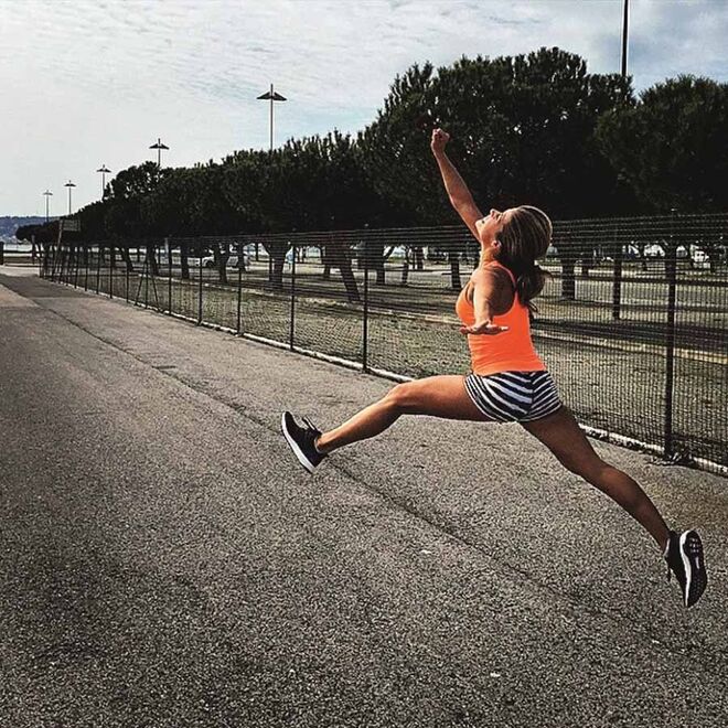 Isabel Silva | HIDRATAÇÃO: “Água. E bebo também muita água de coco.” | SNACKS: “Normalmente gosto de treinar de manhã. E como não gosto de estar muito cheia para treinar, bebo um batido de aveia, banana e bebida de arroz. Após o treino tomo o segundo pequeno-almoço com dois superalimentos. Tenho muitos em casa e vou variando. Uso os superalimentos nas panquecas, iogurtes, bebida de arroz. Acrescento também duas a três porções de fruta e frutos secos.”