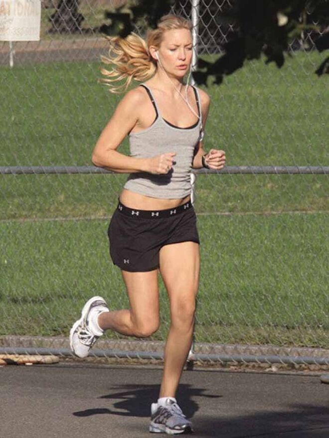 Kate Hudson | Nem só de tratamentos de beleza vive a passadeira vermelha. E Kate Hudson é só um (bom) exemplo. Por detrás da silhueta bem desenhada no comprido vestido de Versace que desfilou nos Globos de Ouro 2015 está uma rotina consistente de treino. Consistência é, aliás, a palavra-chave, segundo a atriz, considerada a mais elegante da cerimónia dos Prémios. Adepta do exercício matinal, Kate pratica 20 minutos diários de treino cardiovascular intenso, como três séries de três minutos a saltar à corda. A atriz é ainda fã de pilates, aula que frequenta três vezes por semana, geralmente após uma corrida: “Trabalha todo o corpo. Com pilates, fica-se mais tonificado, mais forte.” Com o objetivo de contagiar mais mulheres para a prática de exercício, Kate criou ainda uma linha de roupa de fitness, a Flabetics.