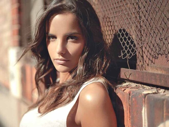 Sara Matos | Atriz | ROTINA DE TREINO: “Pratico exercício físico três vezes por semana, acompanhada pelo meu perso - nal trainer. Procuro fazer exercício físico ao ar livre, todos os dias, em diferentes sítios de Lisboa.” | LOOK: “Tanto calções como calças, depende do tempo. A marca que mais visto é Adidas.” 