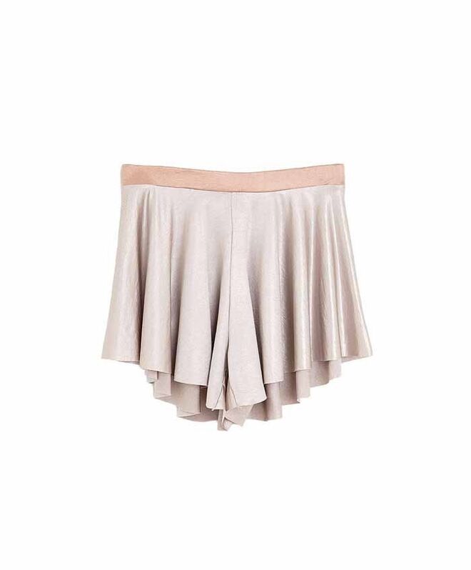 Calções em acetato e elastano, €22,99, Oysho