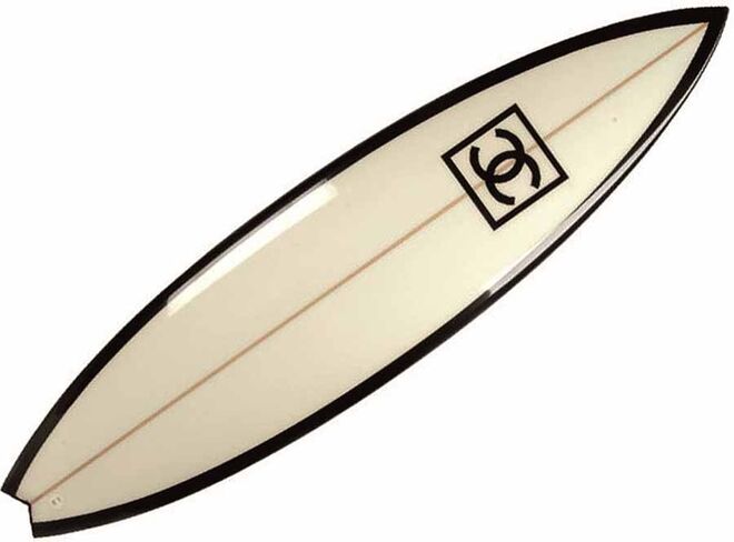 Prancha de surf em poliuretano e fibra de carbono, €5750, Chanel