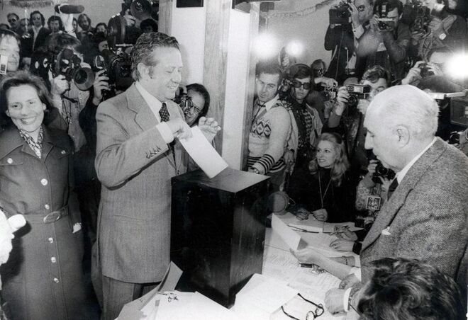 Em 1976,  Maria Barroso com Mário Soares, a votar para as primeiras legislativas