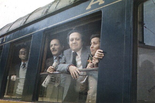 Chegada a Santa Apolónia do 'Comboio da Liberdade', 28 de Abril de 1974. Mário Soares à janela com Maria Barroso e Tito de Morais
