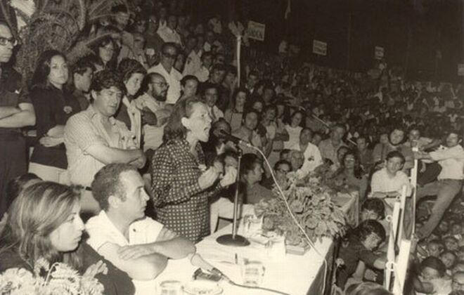 Maria Barroso a discursar num comício do PS no verão de 1974