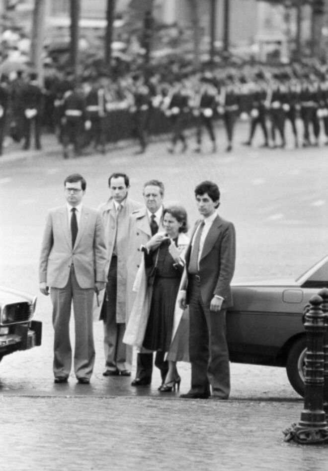 Paris, 1981.  Mário Soares como secretário-geral do PS chega com Maria Barroso a uma cerimónia no Arco do Triunfo