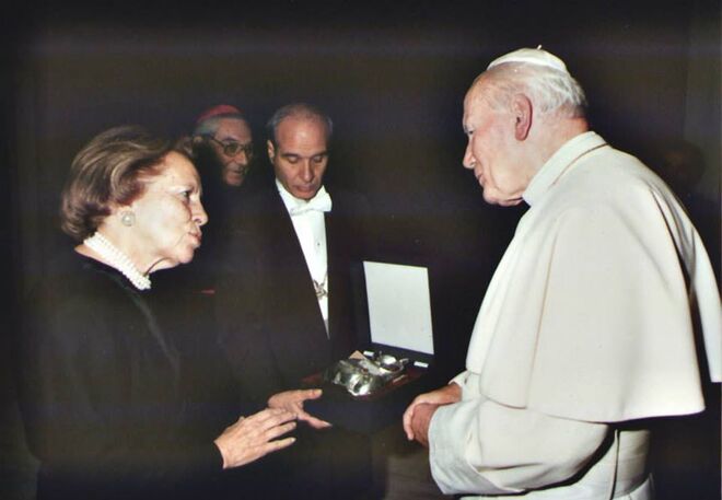 A entregar uma oferta ao Papa João Paulo II, durante a sua visita a Portugal em 1991