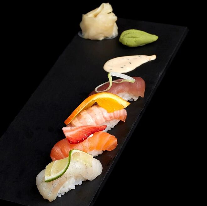 Sushi Factory: Situado no Lx Factory: Se o seu preferido é o sushi de fusão, este é um dos sítios onde tem de ir. Tudo é ao estilo de sushi de fusão, não verá na mesa muitos sashimis, hosomakis ou nigiris simples, a não ser que peça [Rua Rodrigues Faria, 103 – Edifício I, Espaço 01_F]