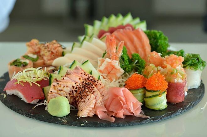 Sushi Fashion Beach Club: o sushi alia-se à moda, neste restaurante. Sim, porque todos os pratos são cuidadosamente elaborados para combinar com a fantástica vista do Beach Club.  [ Praia da Bafureira, São Pedro Do Estoril, Lisboa]