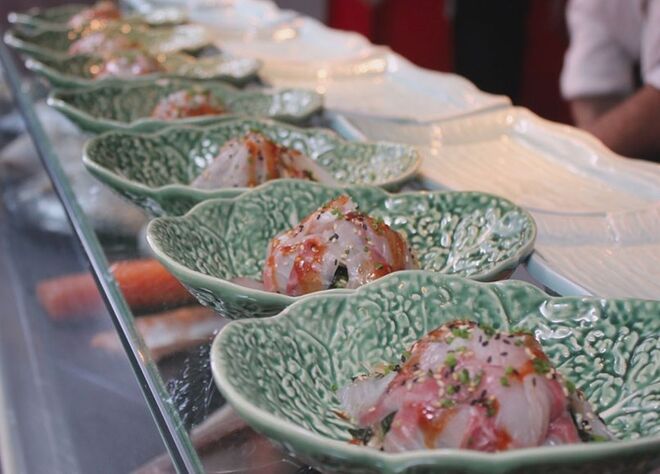 Bica do Sapato Sushi Bar: Se quer provar pratos como barriga de porco com puré de batata japonês ou ceviche de peixe branco com leite de tigre, elaborados  pelo Chef João Duarte, é aqui. [Avenida Infante Dom Henrique, armazém B]