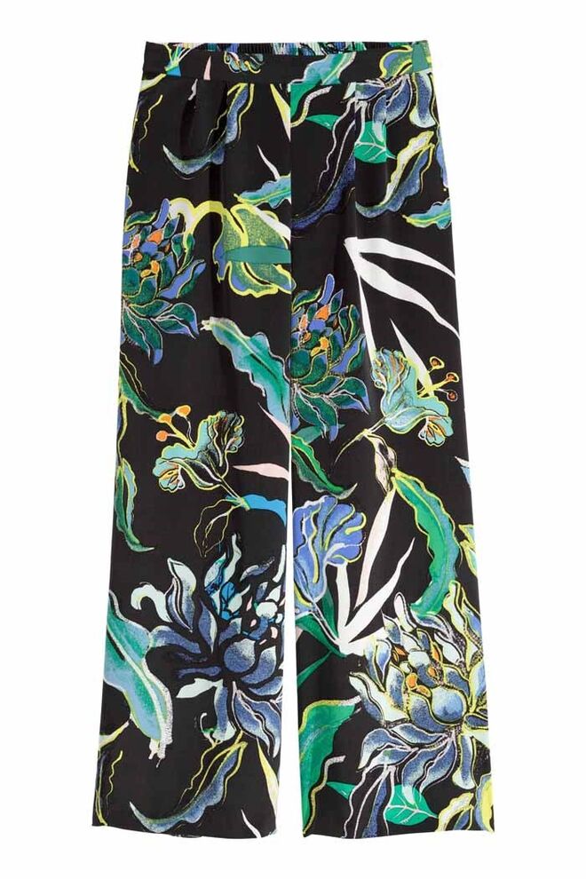 Calças em seda, €99, H&M
