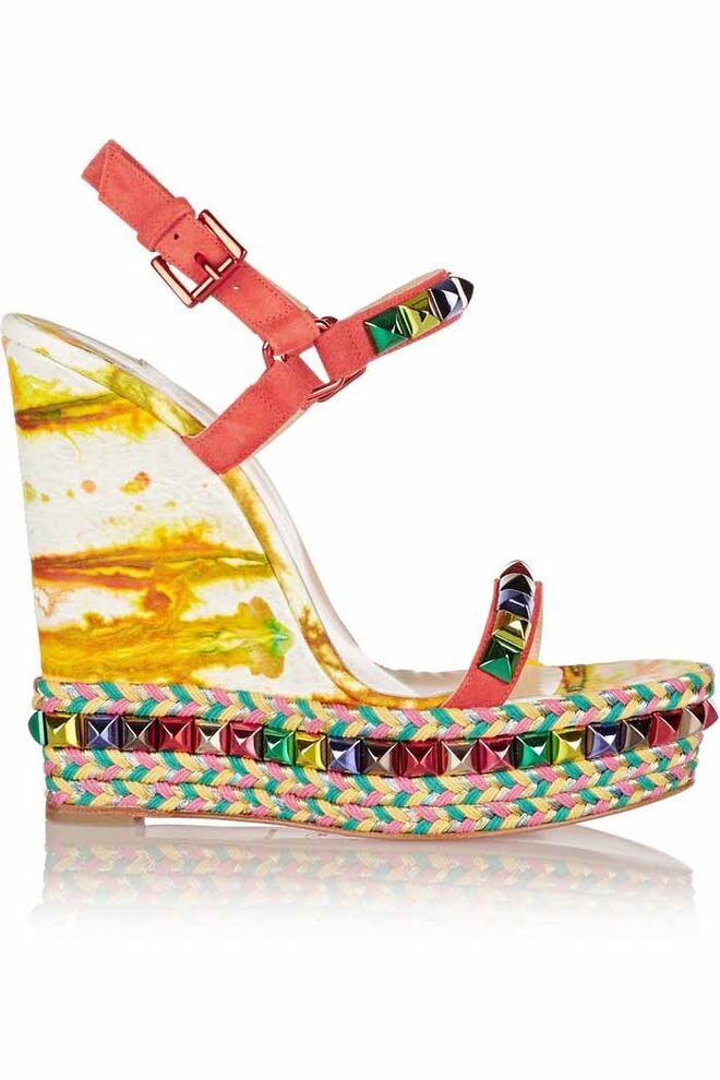 Sandálias em camurça e seda com pele entrançada e tachas, €545, Christian Louboutin