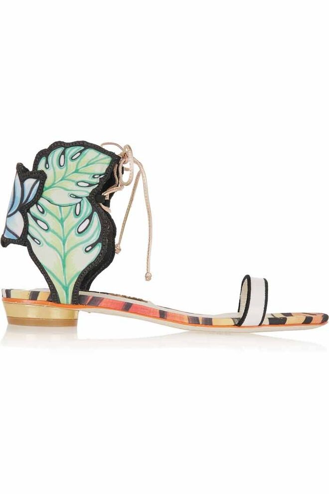 Sandálias em pele e cetim, €435, Sophia Webster, em www.net-a-porter.com