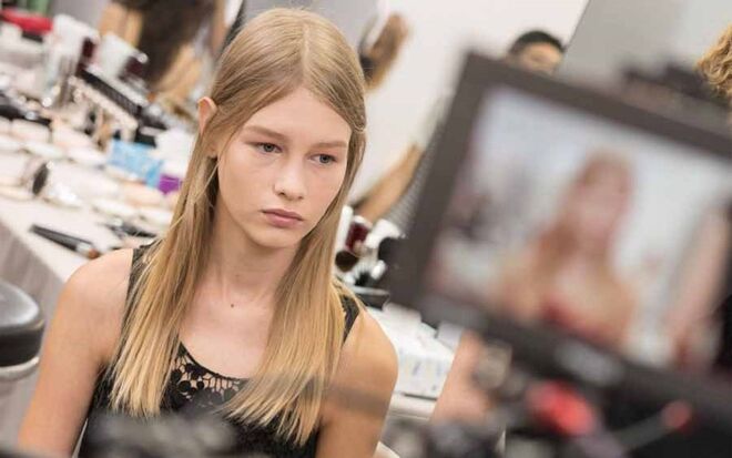 Sofia Mechetnern | Backstage do desfile outono/inverno 2015/2016 da Dior | Paris Fashion Week