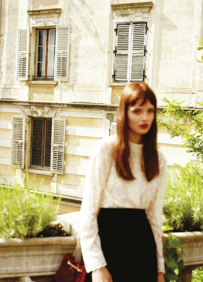 Blusa €17, Saia €10, Carteira €14