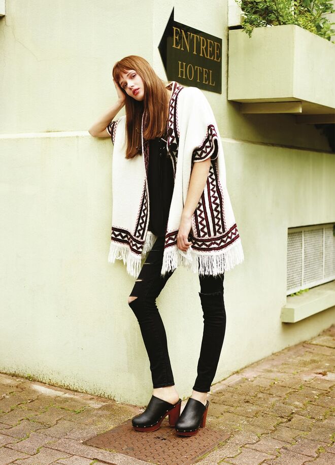 Capa €24 Blusa €13, Jeans €19, Sapatos €20