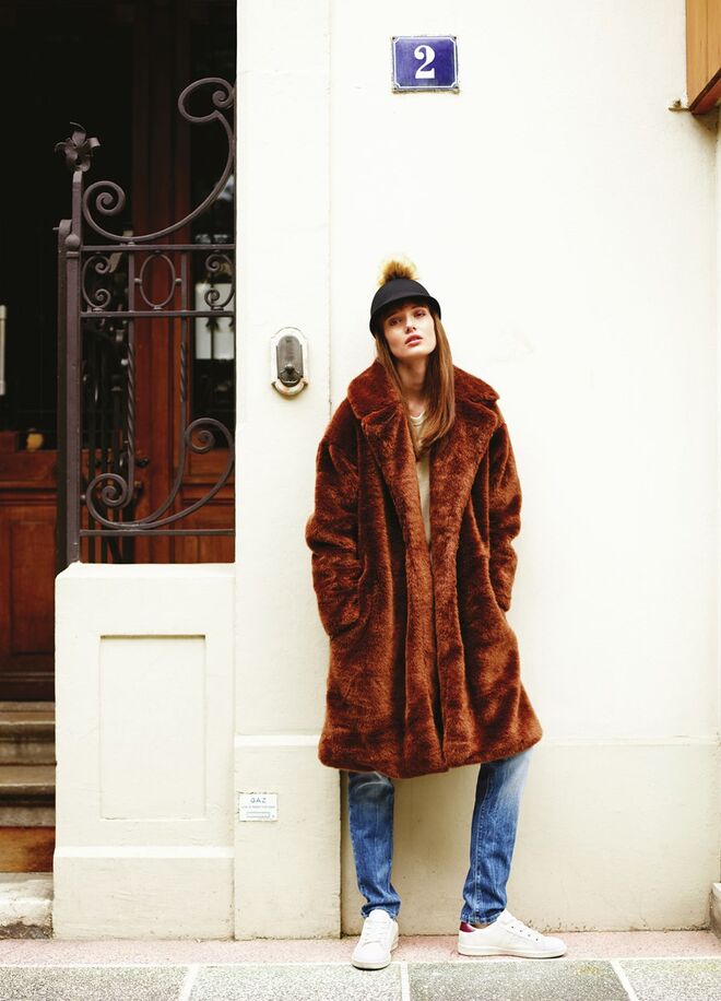 Casaco €45, Sweater €7, Jeans €19, Chapéu €9, Ténis €13