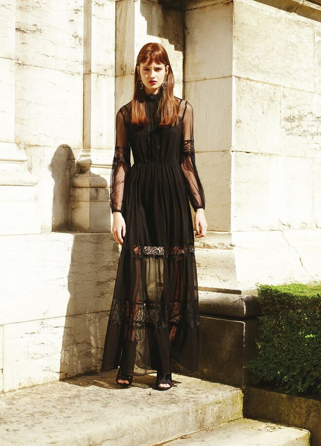 Vestido €28, Sapatos €22, Brincos €5