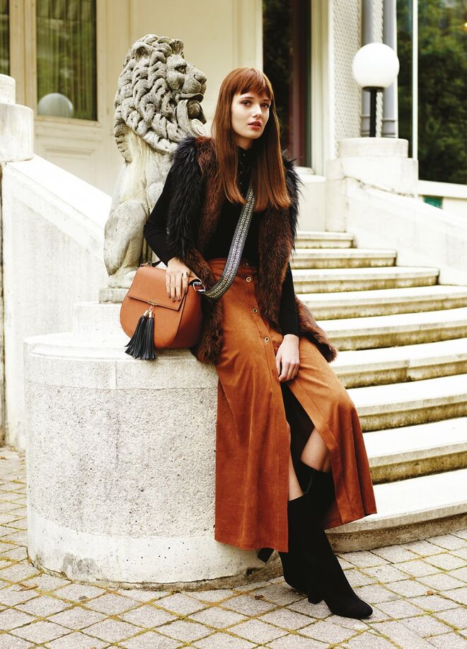 Colete €30,  Saia €19, Carteira €12, Botas €25