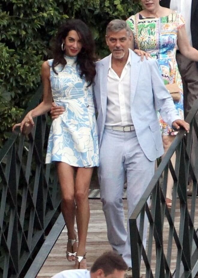 Amal, com um vestido da Miu Miu, no Lago do Como