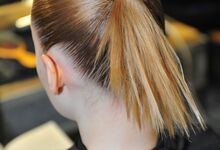 Vasco Freitas para Luis Buchinho - Passo 5: Ripar o rabo de cavalo para criar mais volume, sobretudo nos cabelos mais finos, e depois dobrar o rabo de cavalo e prender com outro elástico. Terminar o penteado com o hairspray Quick Dry 18 para limpar os cabelos soltos e aplicar o Shine Flash 2 para o brilho final. Para finalizar passar a placa pelas pontas do cabelo para alisar e espetar.