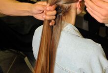 Vasco Freitas para Hibu - Passo 4: Fazer um risco na linha das orelhas e prender a parte de cima do cabelo. Terminar com a utilização da placa para esticar e alisar ainda mais o comprimento do cabelo.