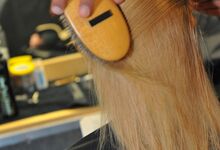 Vasco Freitas para Luis Buchinho - Passo 3: À medida que se vai puxando com a escova e secador com aplicador, ir aplicando os hairsprays Quick Dry 18 e Quick Tease 15, para que o cabelo fique o mais liso e puxado possível.
