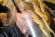 Passo 6: Agarrar o cabelo da frente na lateral com ganchos invisíveis. Para dar um pouco mais de volume poderá ripar levemente por baixo algumas zonas do cabelo. 