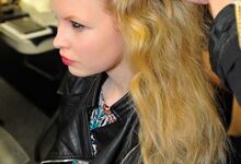 Passo 5: Escovar o cabelo para “desmanchar” as ondulações e criar um efeito messy com volume. 