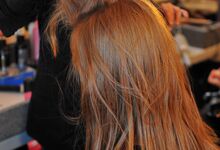 Augusto Morais para Anabela Baldaque - Passo 1: Começar por ripar o cabelo na zona da franja para no final criar uma crista volumosa, aplicando ao mesmo tempo o hairspray Quick Dry 18.