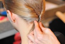 Passo 2: Ripar também o cabelo das laterais da cabeça, que se unem atrás na zona o pescoço e se prendem com ganchos invisíveis.
