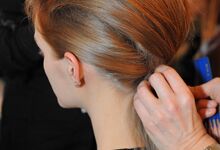Passo 4: Prender todo o cabelo com ganchos atrás na zona do pescoço e finalizar com o hairspray Quick Dry 18.