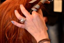 Passo 2: Com a placa de enrolar, criar ondulações por todo o cabelo à medida que se aplica o hairspray Quick Dry 18.