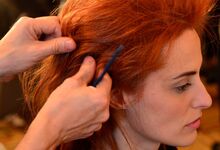 Passo 3: Ir desmanchado e ripando as madeixas de cabelo com os dedos criando volume na zona superior da cabeça.