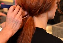Passo 4: Apanhar o cabelo na parte de trás do pescoço e fazer um rabo de cavalo baixo, mantendo o volume na zona superior. Finalizar com o hairspray Quick Dry 18.