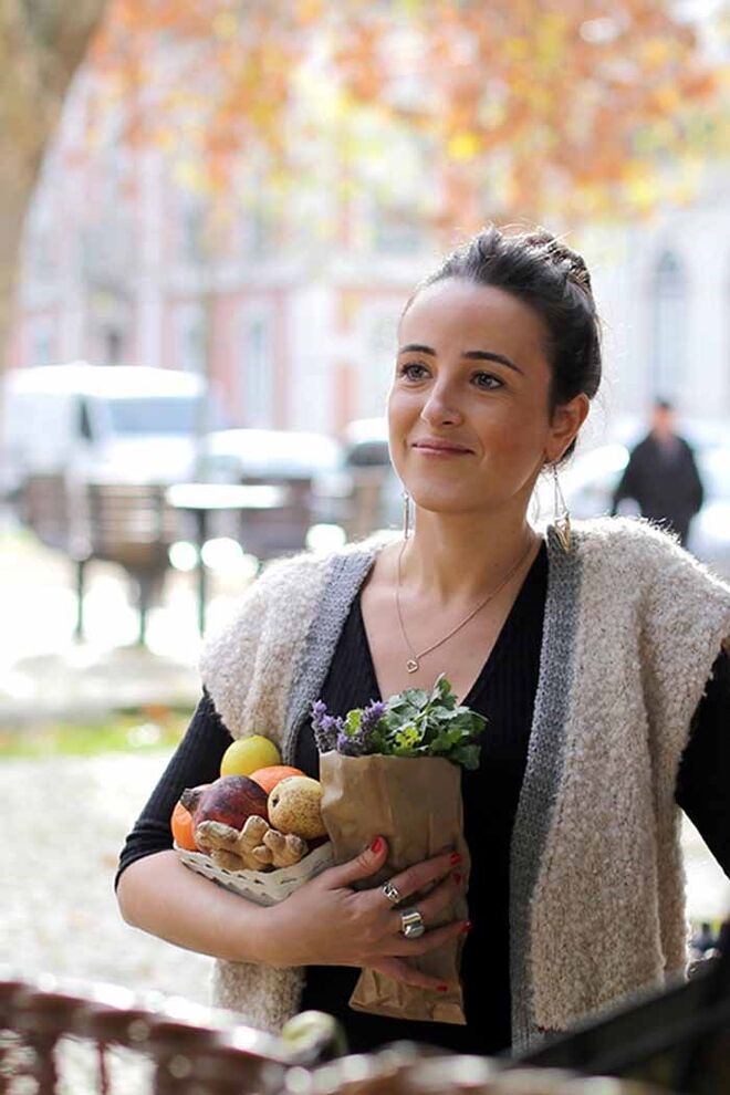 Maionese caseira de limão e ervas frescas | Ingredientes: 200 ml de bebida de soja, 300 ml de óleo de grainha de uva, 1 colher de sopa de vinagre de ameixa umeboshi, 1 colher de sopa de vinagre de arroz, sumo de ½ limão, 1 dente de alho, 1 pitada de sal marinho. |  Num recipiente alto, junte todos os ingredientes. Bata com a varinha mágica, até ficar cremoso. Prove, para verificar se necessita de mais tempo. Guarde num frasco de vidro. |  Dicas: Esta é a receita-base com limão. Pode usar assim, ou variar os sabores, utilizando manjericão, coentros, hortelã, salsa, etc. Escolha a sua preferida, adicione um molho generoso à maionese e passe com a varinha mágica. 