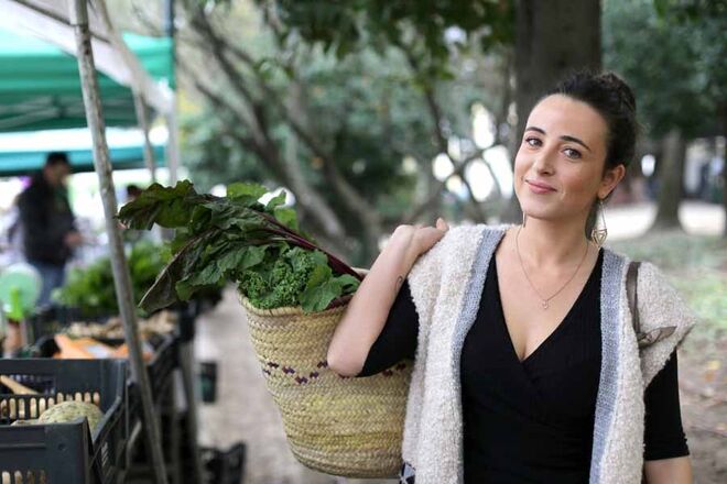 Pickles de couve-roxa | Ingredientes: ¼ de couve-roxa, 2 colheres de sopa de vinagre de ameixa, 2 colheres de sopa de vinagre de arroz, 1 colher de sopa de sal marinho, água mineral q.b. |  Corte a couve-roxa muito finamente e tempere com sal, vinagre de ameixa e vinagre de arroz. Amasse bem com as mãos durante alguns minutos, até a couve começar a perder água e a ficar mais macia. Coloque num frasco de vidro e cubra com água. Feche o frasco e guarde-o num lugar escuro, de um dia para o outro, ou até uma semana. Depois de aberto, guarde no frigorífico. | Dicas: prove a água, para verificar se tem sal suficiente. Se for necessário, tempere com uma pitada de sal. Pode usar outras couves.