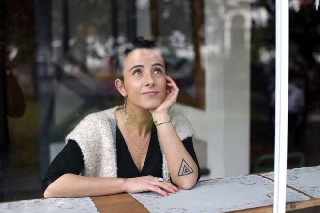 Creme de beterraba com manjericão | Ingredientes: 6 beterrabas médias, 2 cebolas, 1 batata-doce, 2 curgetes (descascadas), 1 taça de agrião, 6 pés de manjericão, 1 dente de alho, azeite q.b., sal marinho q.b. | Numa panela, junte a beterraba ralada e os restantes legumes, cortados em pedaços médios. Adicione água acima do nível dos vegetais. Cozinhe durante cerca de 30 minutos. Desligue o lume e tempere com sal marinho, azeite e manjericão. Passe com a varinha mágica. Adicione um dente de alho ralado e o agrião. Deixe repousar durante 10 minutos antes de servir. | Dicas: Pode usar cenouras em vez de batata-doce. No verão, pode servir fria, como se fosse uma espécie de gaspacho. E, aqui, também não dizia que não a uns crutons. 