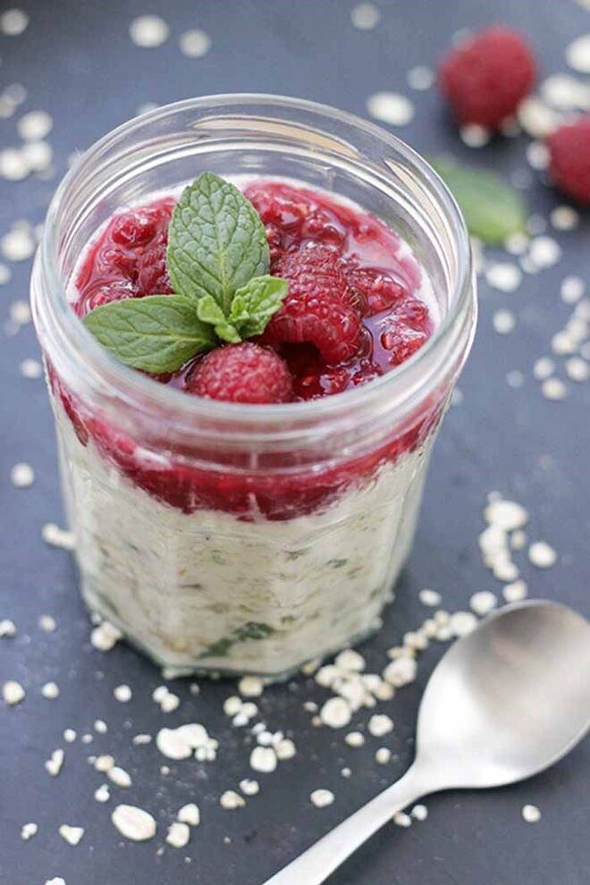 Papas de aveia com framboesas | Ingredientes:  1 chávena de chá de flocos de aveia, 1 chávena de bebida de arroz de coco, 1 colher de sopa de sultanas, 1 colher de café rasa de baunilha em pó, 1 chávena de chá de framboesas (pode usar outra fruta da época), 6 folhas de hortelã, 2 colheres de sopa de geleia de arroz | Numa taça, junte os flocos de aveia, a bebida de arroz e coco, a baunilha, quatro folhas grandes de hortelã picadas e uma colher de sopa de sultanas. Deixe a demolhar durante a noite no frigorífico. | Molho de framboesas: Pique duas folhas de hortelã e envolva com a geleia e as framboesas, até obter um molho. Sirva as papas de aveia com este molho e decore com hortelã. | Dicas: Em vez da bebida de arroz de coco, pode usar bebida de espelta e juntar uma colher de spa de coco ralado. Pode guarnecer com o puré de maçã.