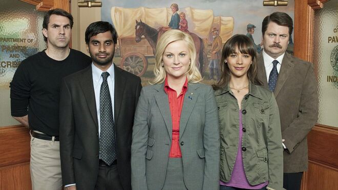 Leslie Knope (Poehler) procura ajudar Anna Parkins (Rashida Jones) a restaurar projectos locais como parques abandonados, deparando-se com toda uma panóplia de entraves: vizinhos mal-humorados, imobiliários corruptos, e processos burocráticos frustrantes.