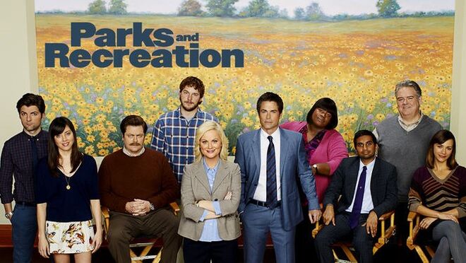 A série tem um elenco de luxo, mas é claramente liderada por Amy Poehler, que desempenha o difícil papel de uma vice-diretora do Departamento de Parques e Recreação de uma cidade no Indiana.