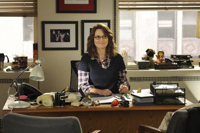 No mundo do espectáculo é assim: Liz Lemon, a principal escritora do programa de comédia "TGS with Tracy Jordan" tem de lidar com o novo – e insuportável - chefe, uma estrela de televisão com tiques de diva, e ainda manter o programa com altas audiências.
