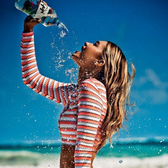 1. Consumir entre 2 e 2,5 litros de líquido diariamente através de diferentes alimentos e bebidas