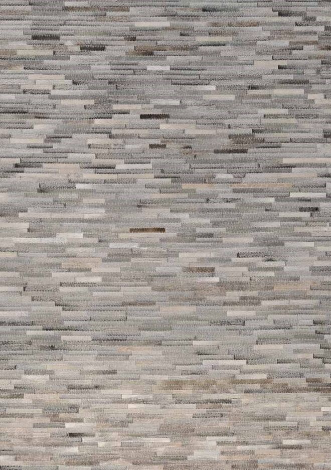 Tapetes, sim ou não? | Os tapetes são opcionais mas, no caso de gostar desta peça e optar por utilizá-la, exagere… mas apenas no tamanho. Grandes dimensões é o que se pretende, mas a cor deve ser suave. O cinzento, por exemplo, irá mostrar elegância. Adapta-se a qualquer altura do ano e não se torna cansativo, com o passar do tempo.