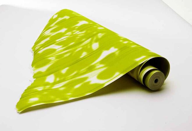 Wall... paper | O papel de parede não é proibido, mas os padrões exuberantes e demasiado marcantes são! Se for adepta desta solução para diferenciar algumas zonas da casa, opte pelo papel de parede em palhinha. Oferece um conforto visual fantástico, um aspeto clean e uma calma inigualável.